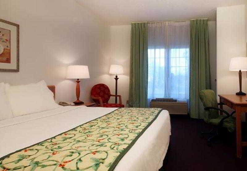 Fairfield Inn And Suites By Marriott Houston The Woodlands Room photo